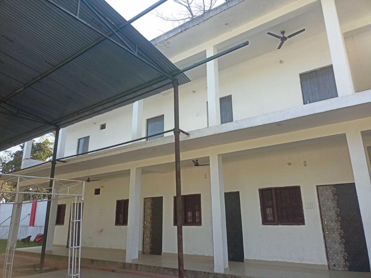 Oyo Hotel Ss Grand Λάκναου Εξωτερικό φωτογραφία